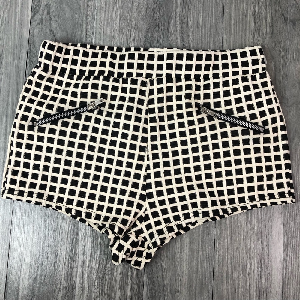 Windowpane pull-on shorts medium pockets